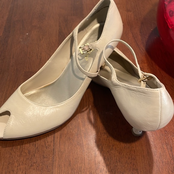 Size 8 1/2 Cream open toe leather heels with strap. Worn 2x. Comfy. - Picture 5 of 6